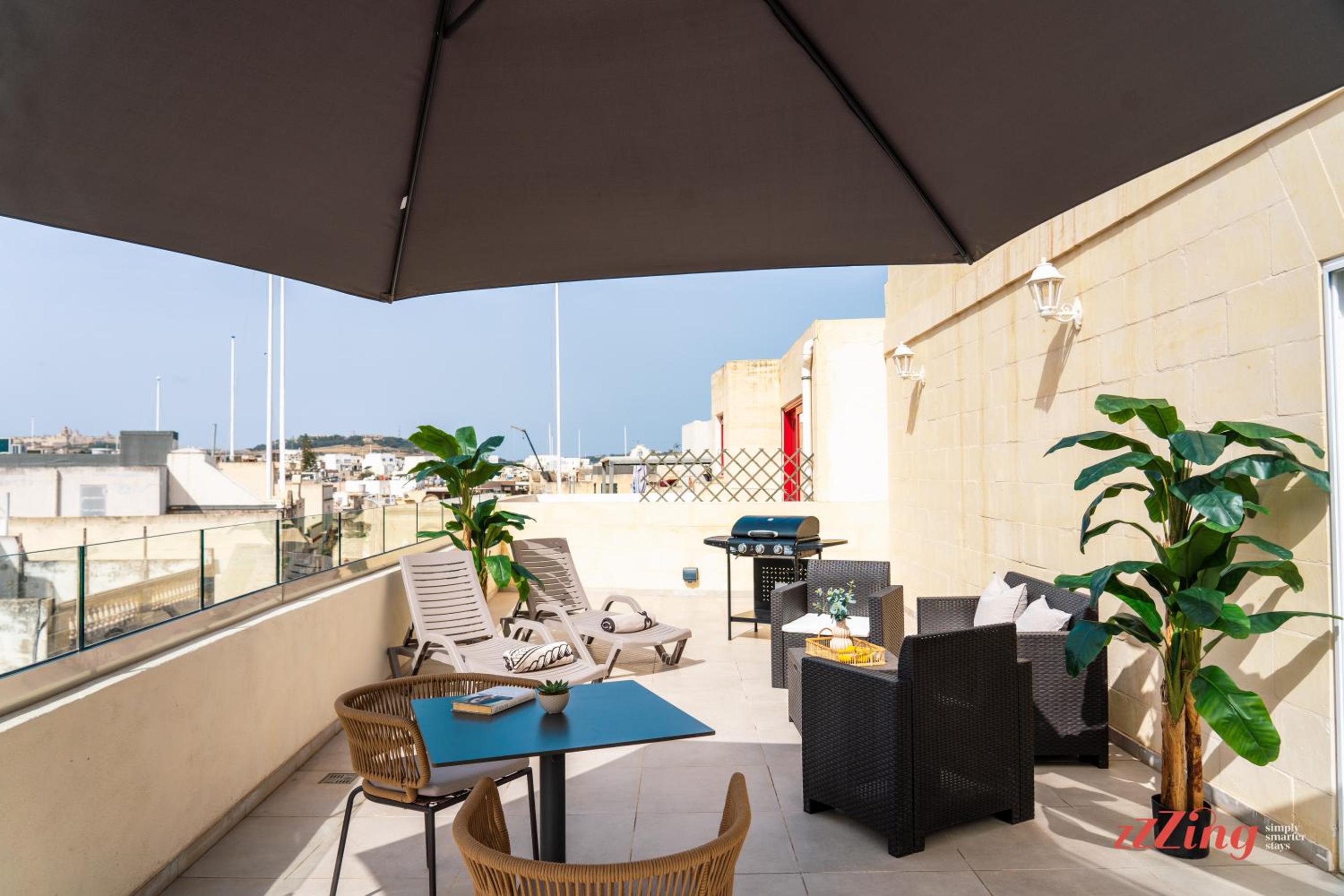 جناح جونيور مع تراس في Mosta Stays by Zzzing